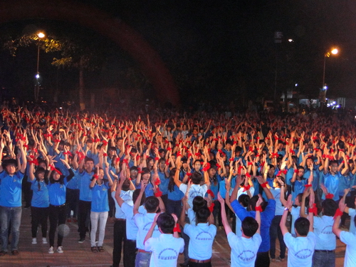 Màn đồng diễn dân vũ của  hơn 2.000 học sinh, sinh viên